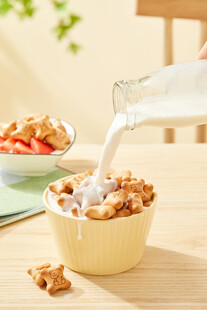 牛奶倒入谷物碗
