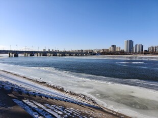 冬日河畔城市风光