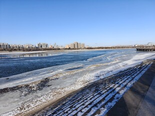 冬日河畔冰封景象