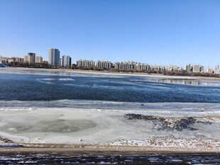 冬日河畔城市风光