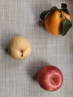 三种新鲜水果摆拍