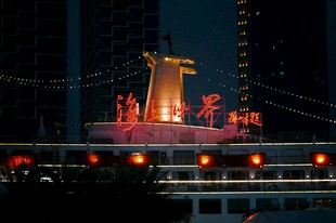 夜晚游船顶的雕像景观