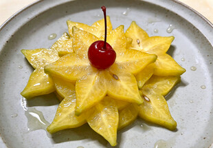 星形杨桃配樱桃摆盘