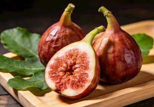 无花果摆放在木砧板上