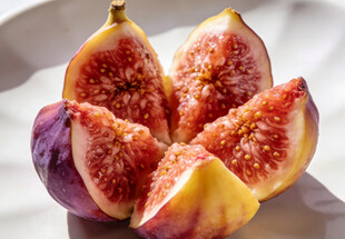 切开的新鲜无花果