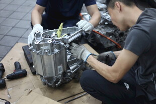 工人专注维修机械设备