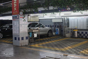 自动洗车机前的洗车场景