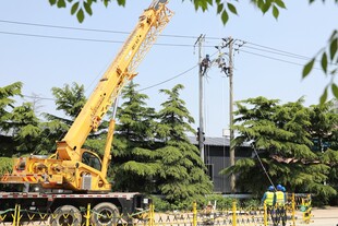 户外作业的黄色起重吊车