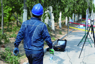 户外工人进行设备操作