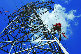 电力工人高空作业