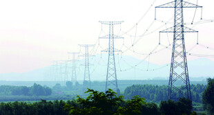 田野上的高压输电塔