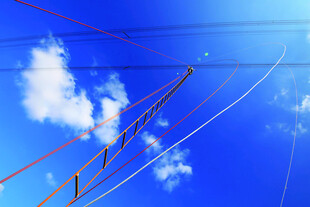 蓝天中的电线与白云