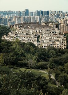 城市中绿意盎然的住宅区