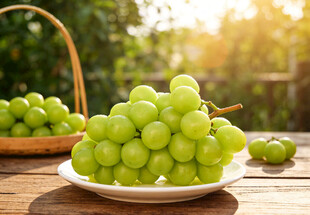 阳光玫瑰摆放在木桌上