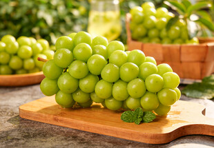 阳光玫瑰摆放在木砧板上