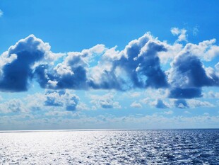 海上云朵