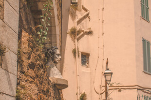 狭窄街道旁的欧式建筑墙面