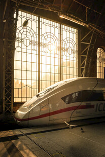 室内停放的流线型高速列车