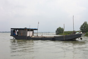 江上停泊的简易船只