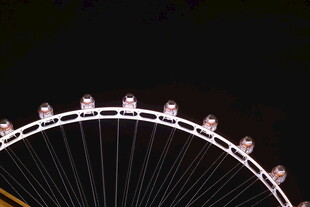 夜空中的璀璨摩天轮