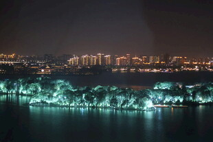 城市湖畔夜景璀璨灯光秀