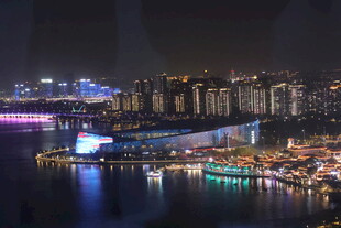 城市璀璨夜景俯瞰图