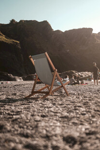 沙滩上的休闲折叠躺椅