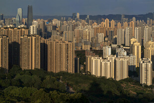 城市高楼林立的天际线