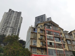 老旧居民楼与周边高楼对比