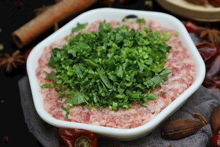 新鲜肉馅配香菜