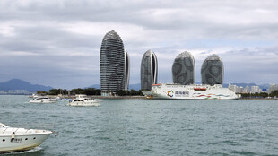 三亚凤凰岛南海建筑和邮轮