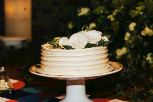 精美花卉装饰的多层蛋糕