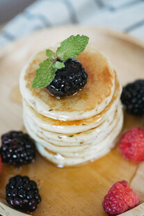 美味松饼配新鲜浆果