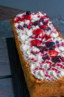 莓果奶油装饰的美味蛋糕