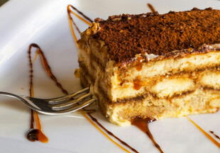 美味提拉米苏蛋糕切片