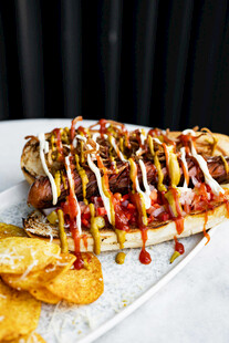 美味芝士热狗搭配薯片