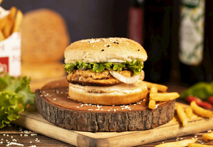 美味汉堡搭配香脆薯条