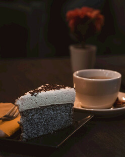 咖啡配蛋糕的惬意时光