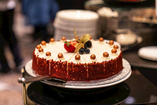 美味水果装饰的精致蛋糕