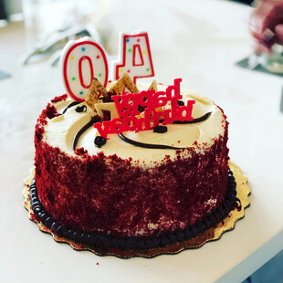 红丝绒生日蛋糕装饰精美