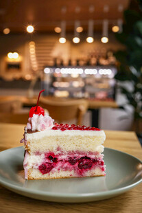 美味樱桃夹心蛋糕