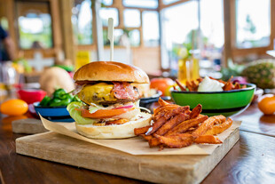 美味汉堡与多样配菜