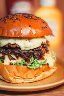 美味多汁的特色牛肉汉堡