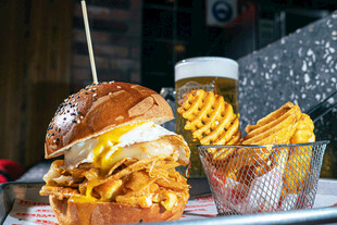 美味汉堡配香脆波纹薯条