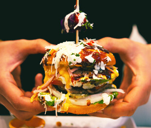 双手捧起的美味巨型汉堡