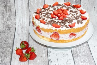 草莓装饰美味多层蛋糕