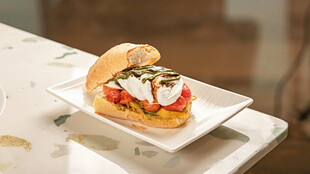 美味三明治置于白色餐盘上