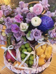 缤纷花束与水果组合