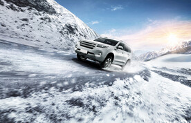汽车雪地海报