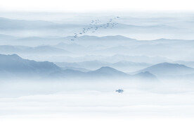 蓝色水墨山水画